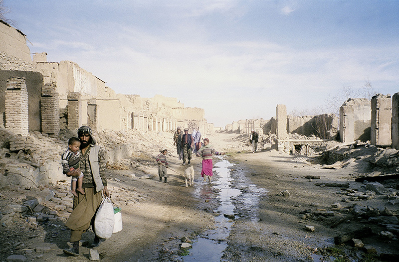 Le strade di Kabul ridotte in macerie da 25 anni di guerre