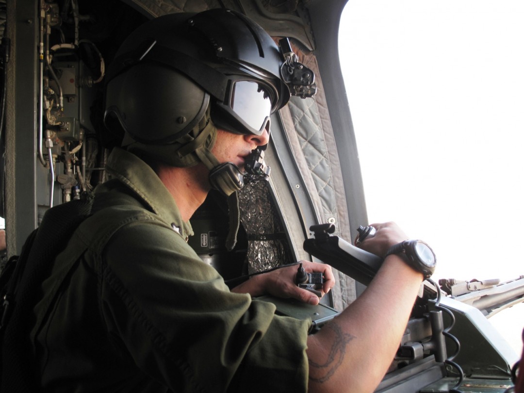 Un mitragliere sorveglia il territorio da un elicottero CH 47