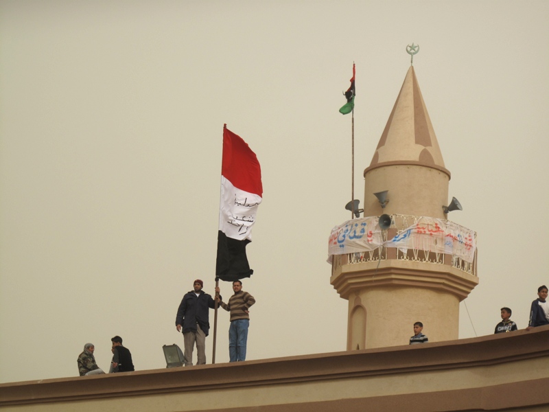 La bandiera egiziana e quella della nuova Libia