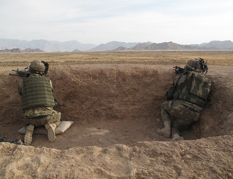 In trincea a difesa di una postazione della polizia afghana