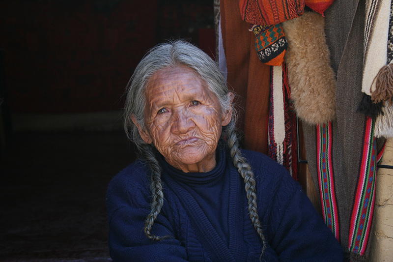 Un' anziana donna indios. Spesso per i vecchi la vita è molto difficile in villaggi privi di qualsiasi assistenza.