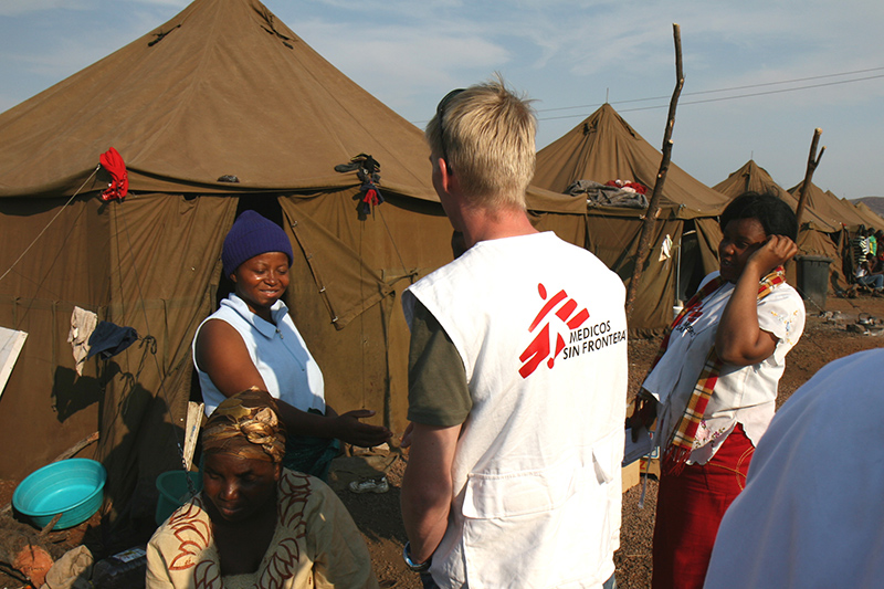 I volontari di Medici senza Frontiere al lavoro nel campo vicino a Pretoria